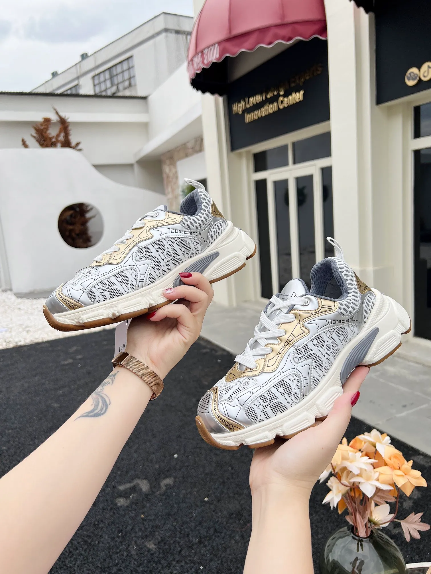 👟👟Ex-factory price 600👟👟 High version couple model🍸 Dior Dior | 2024 ˢˢDilraba, many stars have the same style. L’s 2024 spring and summer new products. The latest popular Chrono series, thick-soled mesh color-blocking running shoes, dad shoes, casual sports shoes series〰 Original purchase, development and production👍🏻This Dior Chrono sneaker is made of white and black mesh fabric with leather effect panels. The CD logo on both sides, the star patch on the tongue and the Dior logo on the heel, many details highlight the style. The two-tone laces, lightweight sole and star embellishment allow for a casual look all year round, complementing a variety of casual or elegant pieces. ♺Upper: Original imported first-layer cowhide + mesh ♺Inner lining: Original customized breathable lining ♺Outsole: Original molded EVA super light and super soft outsole ♺Heel height: 4.5cm ♺Size: Female 35-41 Male 39-45 (Female 40.41 Male 45 customized)